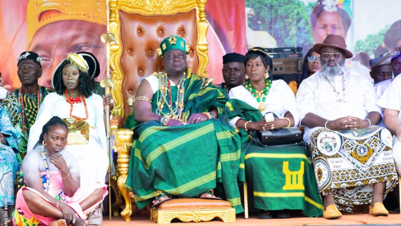 À Savalou, la fête de l’igname 2025 a célébré l’unité culturelle et spirituelle du Bénin. Louis Vlavonou, président de l’Assemblée nationale, a été élevé au rang de dignitaire royal par Sa Majesté Dada Gbaguidi XV, dans une cérémonie mêlant traditions ancestrales et reconnaissance républicaine.