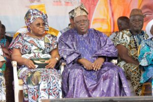 À Savalou, la fête de l’igname 2025 a célébré l’unité culturelle et spirituelle du Bénin. Louis Vlavonou, président de l’Assemblée nationale, a été élevé au rang de dignitaire royal par Sa Majesté Dada Gbaguidi XV, dans une cérémonie mêlant traditions ancestrales et reconnaissance républicaine.
