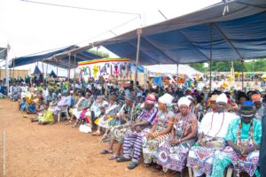 À Savalou, la fête de l’igname 2025 a célébré l’unité culturelle et spirituelle du Bénin. Louis Vlavonou, président de l’Assemblée nationale, a été élevé au rang de dignitaire royal par Sa Majesté Dada Gbaguidi XV, dans une cérémonie mêlant traditions ancestrales et reconnaissance républicaine.

