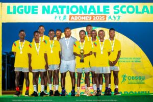 La Ligue Nationale Scolaire a clôturé sa première édition au stade de Goho, réunissant près de 1.500 jeunes athlètes. Entre performances sportives, bourses d’études et présence ministérielle, l’événement marque un tournant pour le sport scolaire béninois.