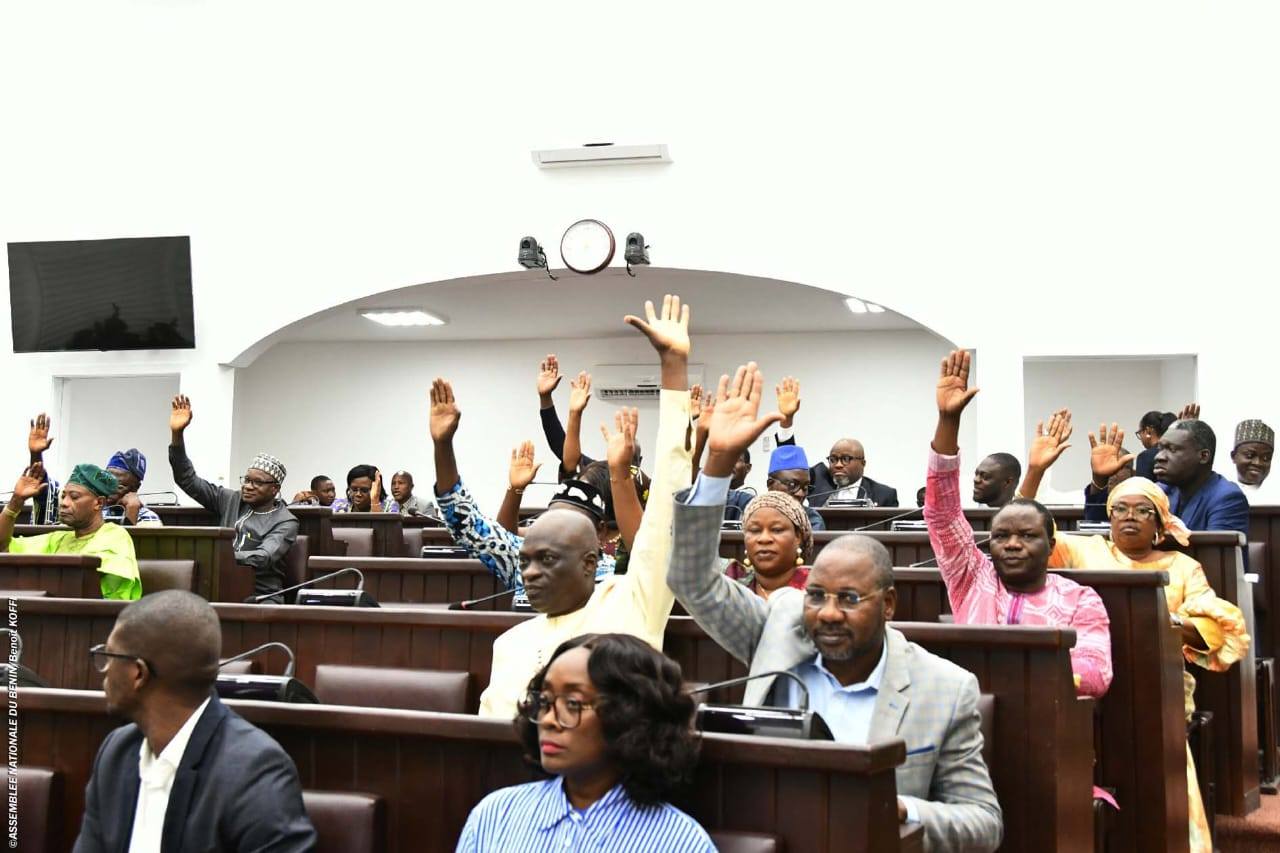 L’Assemblée nationale du Bénin a adopté un budget de 33,08 milliards FCFA et révisé son règlement intérieur. Une session extraordinaire marquée par l’engagement des députés pour une gouvernance plus transparente et efficace.