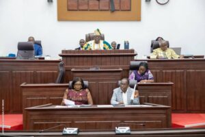 L’Assemblée nationale du Bénin a adopté un budget de 33,08 milliards FCFA et révisé son règlement intérieur. Une session extraordinaire marquée par l’engagement des députés pour une gouvernance plus transparente et efficace.
