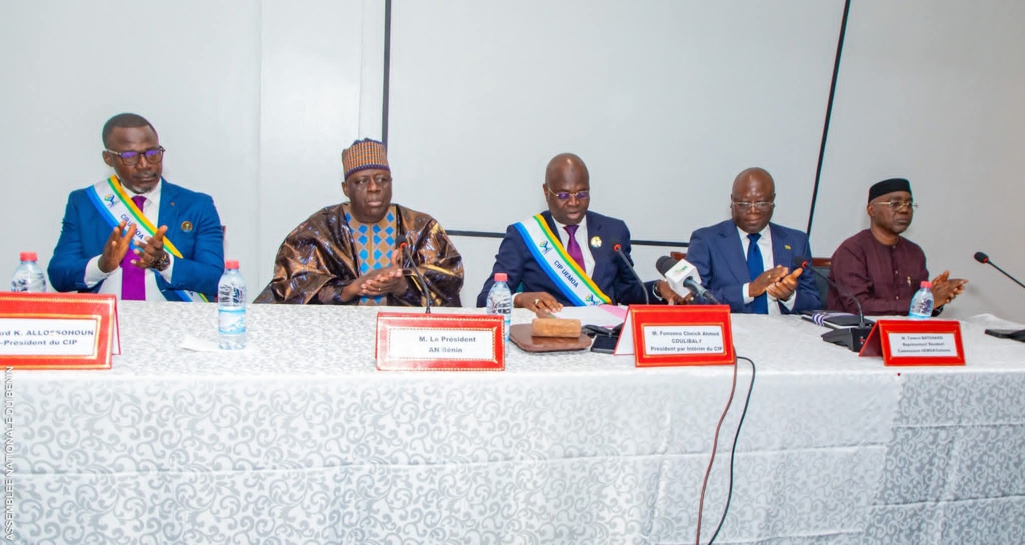 À Cotonou, la 38ᵉ session du Comité interparlementaire de l’UEMOA explore les enjeux de l’intégration régionale à travers les énergies vertes et la mobilité professionnelle. Une rencontre stratégique pour bâtir une Afrique de l’Ouest plus fluide et résiliente.