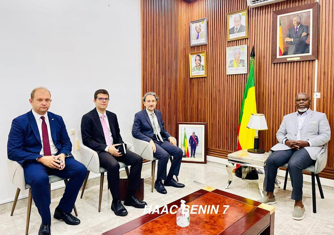 La HAAC a reçu l’ambassadeur de Turquie et le président de la FERCAB pour dynamiser la coopération internationale et soutenir les réformes du secteur audiovisuel béninois.