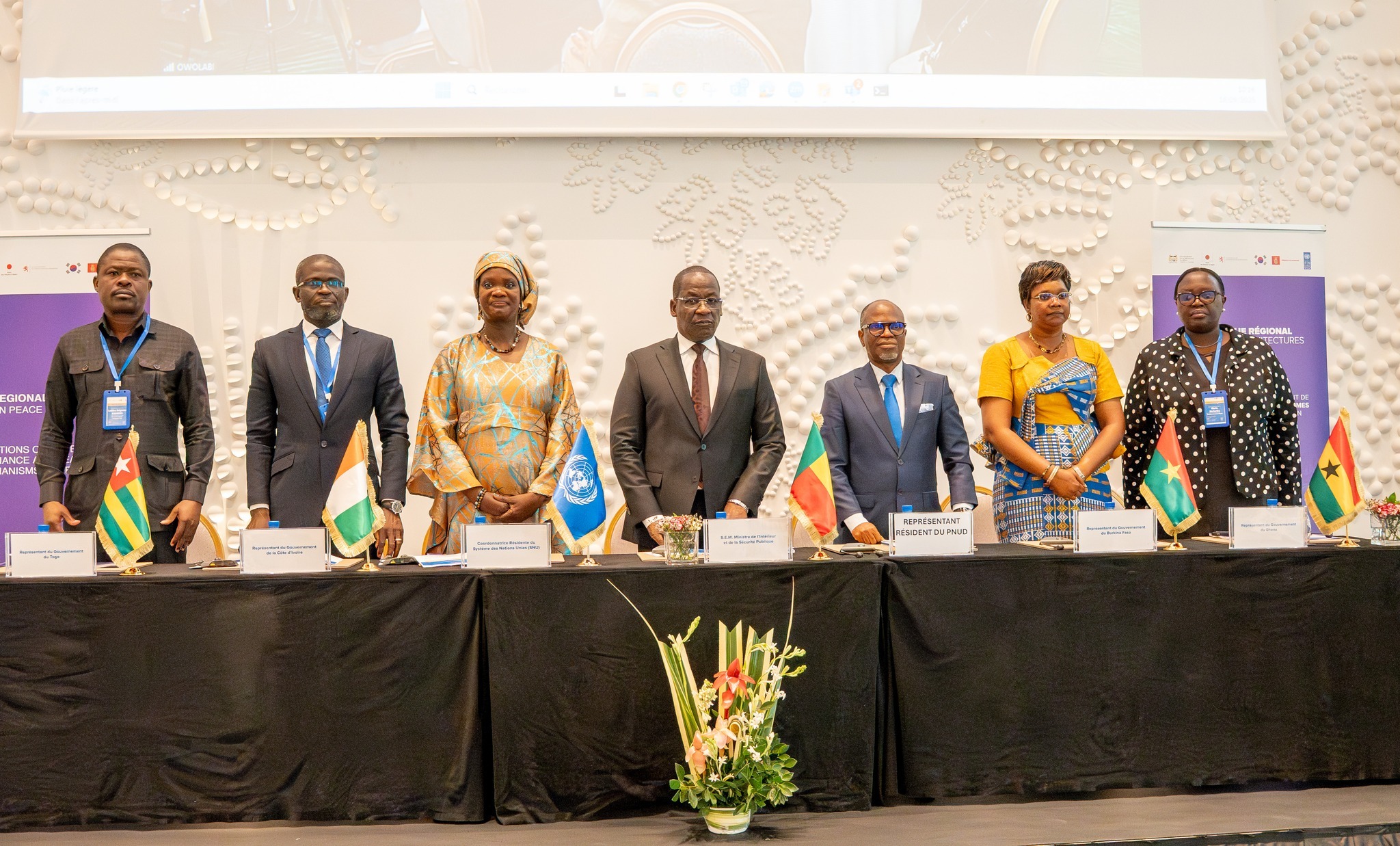 Le Dialogue régional sur les architectures de paix réunit à Cotonou des acteurs clés de l’Afrique de l’Ouest pour bâtir une réponse collective face à l’extrémisme, aux crises climatiques et aux menaces transnationales. Une initiative portée par le PNUD et le gouvernement béninois.