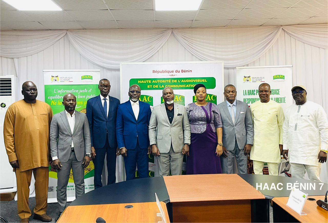 La HAAC a tenu sa deuxième session ordinaire à Cotonou sous la présidence d’Édouard Cocou Loko. À l’approche des élections de 2026, l’institution appelle à une presse responsable, annonce un soutien repensé de l’État et renforce la régulation médiatique.