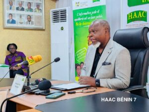 La HAAC a tenu sa deuxième session ordinaire à Cotonou sous la présidence d’Édouard Cocou Loko. À l’approche des élections de 2026, l’institution appelle à une presse responsable, annonce un soutien repensé de l’État et renforce la régulation médiatique.