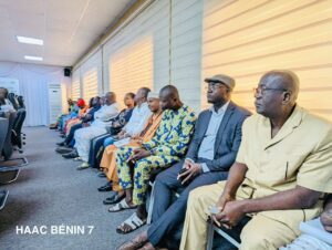 La HAAC a tenu sa deuxième session ordinaire à Cotonou sous la présidence d’Édouard Cocou Loko. À l’approche des élections de 2026, l’institution appelle à une presse responsable, annonce un soutien repensé de l’État et renforce la régulation médiatique.