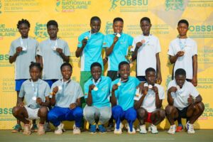 La Ligue Nationale Scolaire a clôturé sa première édition au stade de Goho, réunissant près de 1.500 jeunes athlètes. Entre performances sportives, bourses d’études et présence ministérielle, l’événement marque un tournant pour le sport scolaire béninois.