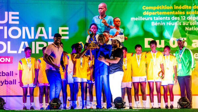 La Ligue Nationale Scolaire a clôturé sa première édition au stade de Goho, réunissant près de 1.500 jeunes athlètes. Entre performances sportives, bourses d’études et présence ministérielle, l’événement marque un tournant pour le sport scolaire béninois.