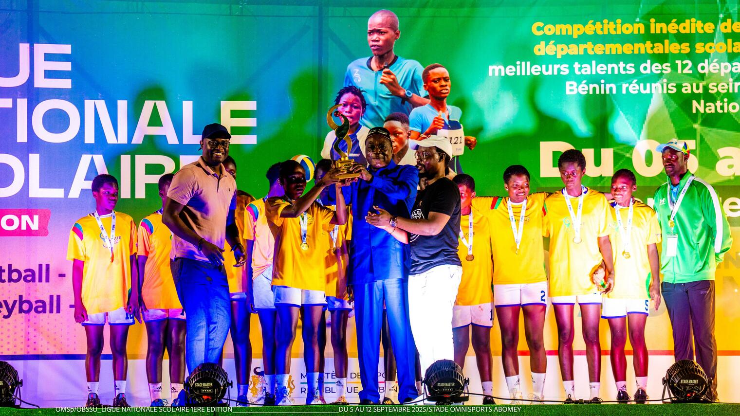 La Ligue Nationale Scolaire a clôturé sa première édition au stade de Goho, réunissant près de 1.500 jeunes athlètes. Entre performances sportives, bourses d’études et présence ministérielle, l’événement marque un tournant pour le sport scolaire béninois.