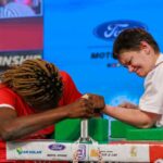 Mauricette Houédanou, 18 ans, a remporté la première médaille d’or du Bénin en bras de fer aux Championnats du monde en Bulgarie. Une victoire historique qui célèbre la jeunesse africaine et l’émergence du sport béninois sur la scène internationale.