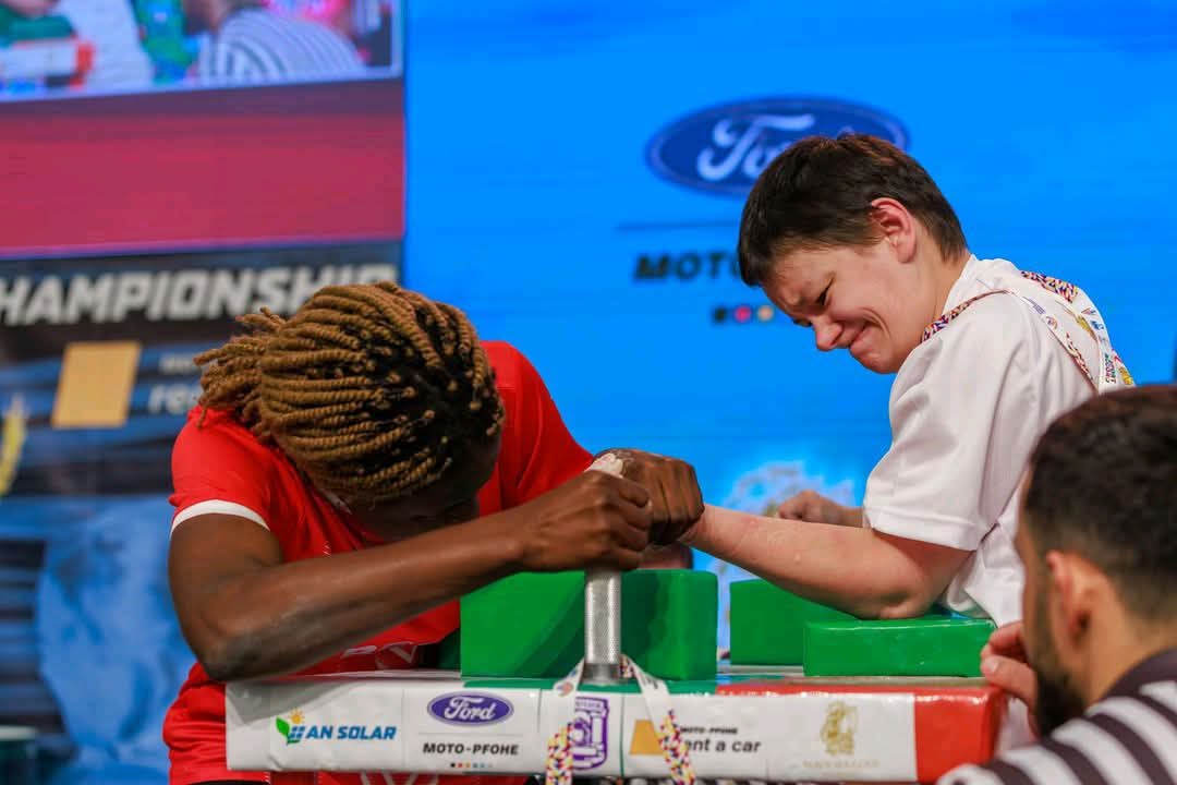Mauricette Houédanou, 18 ans, a remporté la première médaille d’or du Bénin en bras de fer aux Championnats du monde en Bulgarie. Une victoire historique qui célèbre la jeunesse africaine et l’émergence du sport béninois sur la scène internationale.