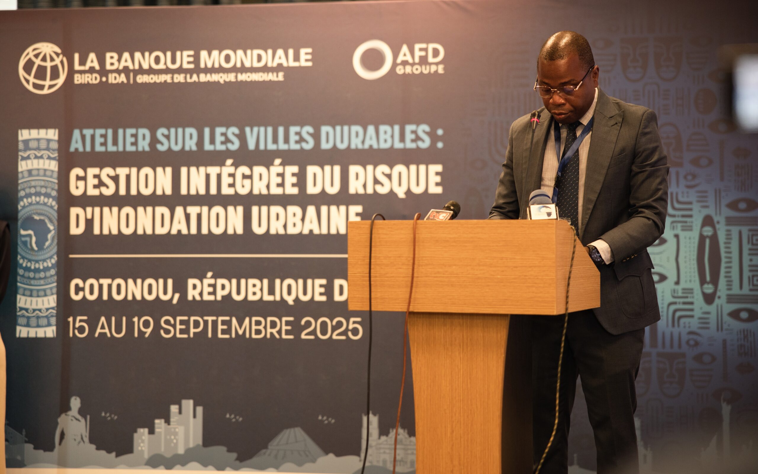 Du 15 au 19 septembre 2025, Cotonou accueille un atelier régional sur la gestion des inondations urbaines. Près de 100 élus africains, soutenus par l’AFD et la Banque mondiale, échangent sur des solutions durables pour renforcer la résilience des villes face au changement climatique.