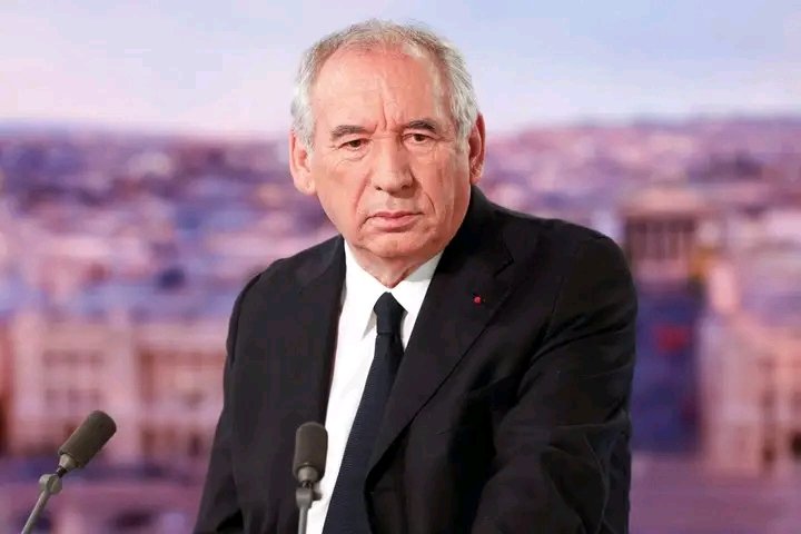 François Bayrou devient le premier Premier ministre de la Ve République renversé par un vote de confiance. Une débâcle politique historique qui plonge l’exécutif dans l’incertitude, entre crise budgétaire, tensions parlementaires et suspense sur la succession à Matignon.