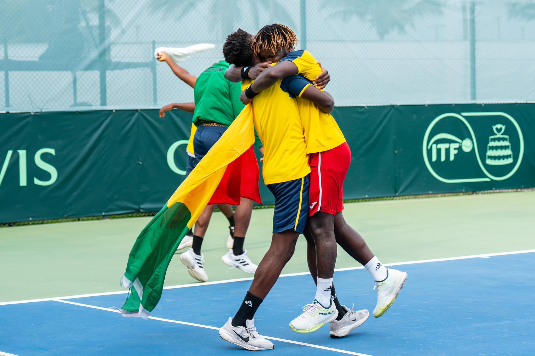 Le Bénin entre dans l’arène de la Coupe Davis pour la première fois, affrontant la Lituanie à Vilnius les 13 et 14 septembre. Une étape historique pour le tennis béninois et un appel vibrant à la mobilisation nationale.