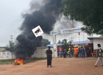 Mouvement social à Porto-Novo : des ouvriers chinois se mobilisent pour réclamer leurs salaires impayés, mettant en lumière des tensions sur les chantiers du Bénin.