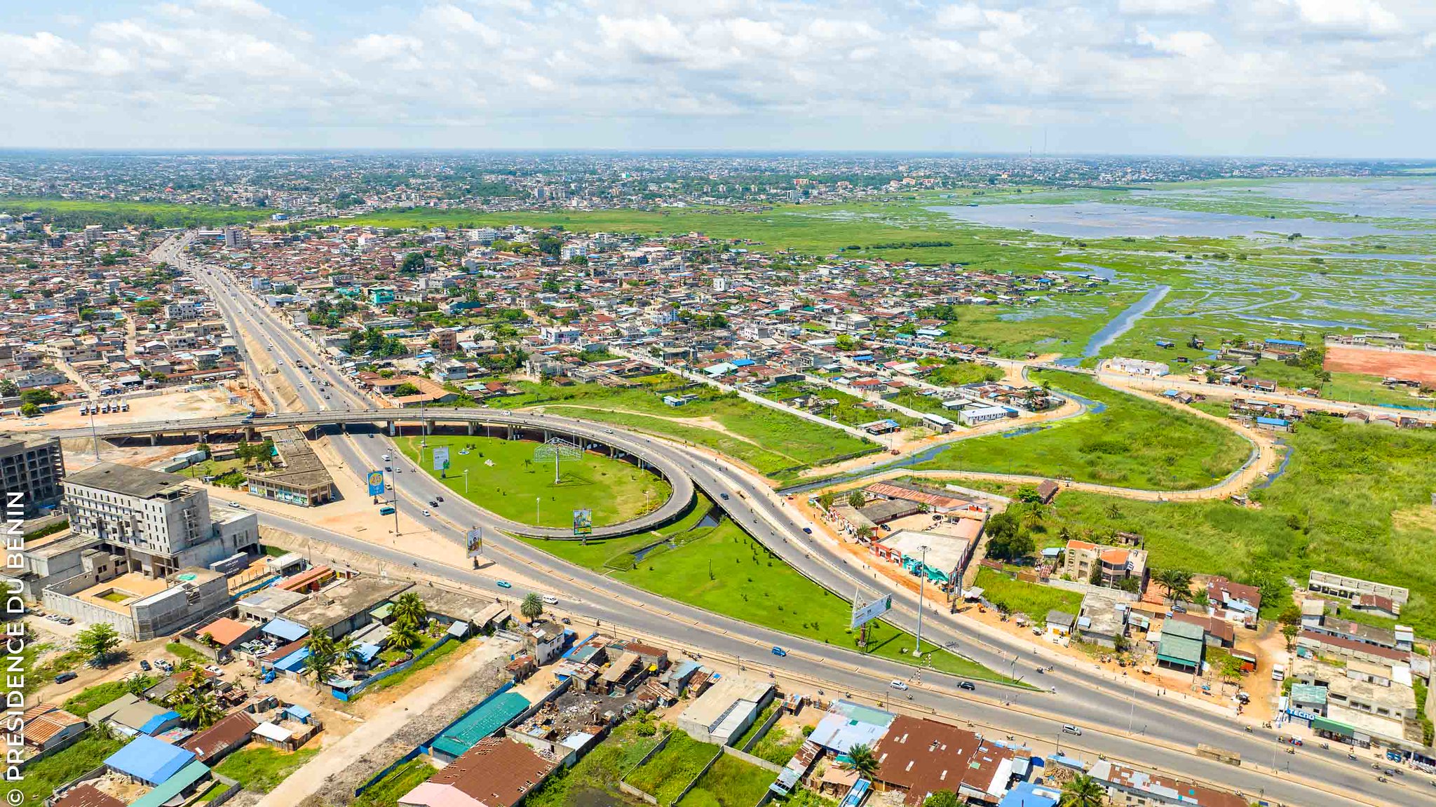 À Cotonou, un dialogue régional sur les architectures de paix réunit cinq pays d’Afrique de l’Ouest pour contrer l’extrémisme, les crises climatiques et les tensions transnationales. Une initiative portée par le PNUD et ses partenaires internationaux.