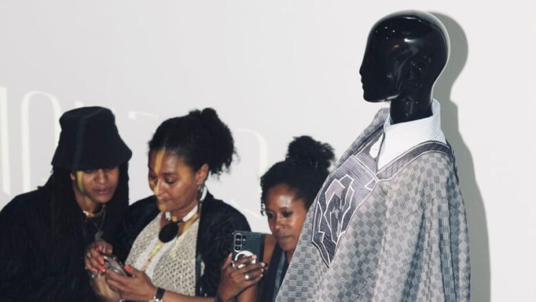 Lors de la Fashion Week de New York, le Bénin a marqué les esprits avec une "Journée Bénin" mémorable. En effet, entre pagnes tissés, silhouettes urbaines et récits identitaires, la mode béninoise s’est imposée comme une force créative. Par ailleurs, cette initiative portée par l’ADAC et Orun ouvre des perspectives concrètes pour l’exportation et la formation. En somme, le Bénin affirme sa place sur la carte mondiale du style.