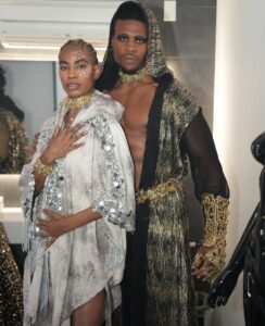 Lors de la Fashion Week de New York, le Bénin a marqué les esprits avec une "Journée Bénin" mémorable. En effet, entre pagnes tissés, silhouettes urbaines et récits identitaires, la mode béninoise s’est imposée comme une force créative. Par ailleurs, cette initiative portée par l’ADAC et Orun ouvre des perspectives concrètes pour l’exportation et la formation. En somme, le Bénin affirme sa place sur la carte mondiale du style.