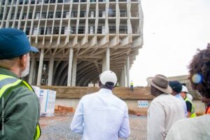 Patrice Talon a inspecté le chantier du nouveau siège de l’Assemblée nationale à Porto-Novo. Ce projet architectural, conçu par Francis Kéré, incarne les ambitions du Bénin pour une gouvernance moderne, durable et souveraine.