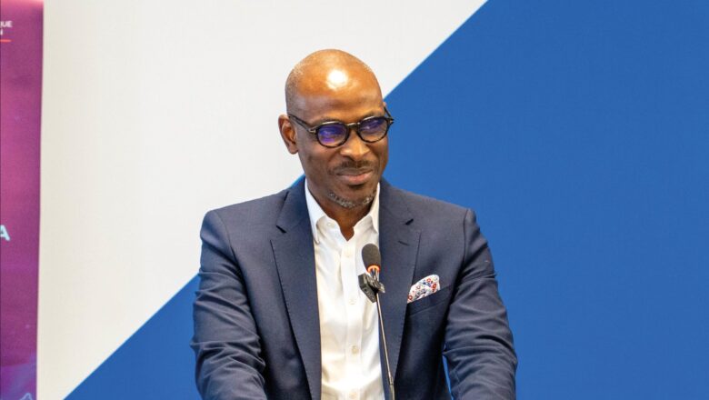 Lors du Hackathon IA 2025 à Cotonou, seize équipes rivalisent d’ingéniosité pour créer des solutions numériques face aux conflits fonciers, qui représentent 80 % des litiges judiciaires au Bénin. l’événement, soutenu par l’ASIN, LuxDev et l’ANDF, incarne une dynamique nationale d’innovation ouverte.