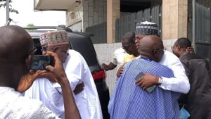 Le 2 septembre 2025, les 28 députés du parti Les Démocrates ont retiré leurs formulaires de parrainage et les ont remis à Boni Yayi, 