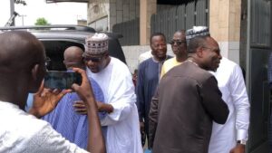 Le 2 septembre 2025, les 28 députés du parti Les Démocrates ont retiré leurs formulaires de parrainage et les ont remis à Boni Yayi, 