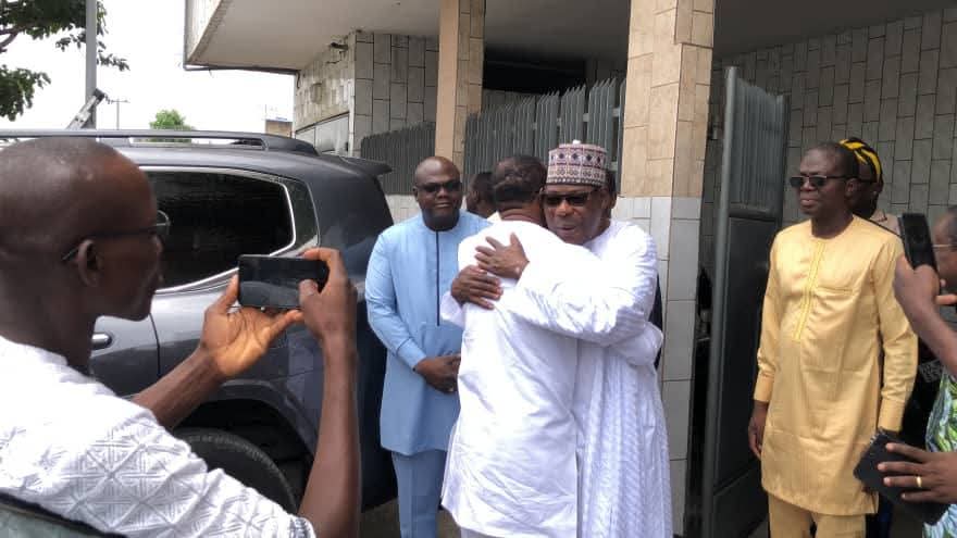 Le 2 septembre 2025, les 28 députés du parti Les Démocrates ont retiré leurs formulaires de parrainage et les ont remis à Boni Yayi,