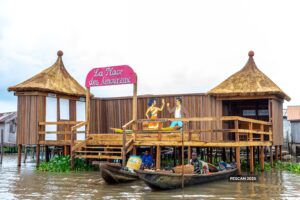 Du 28 au 31 août 2025, Ganvié a accueilli la 5ᵉ édition du FESCAN, festival nautique et culturel qui valorise l’identité lacustre, attire des milliers de visiteurs et renforce le rayonnement touristique du Bénin.