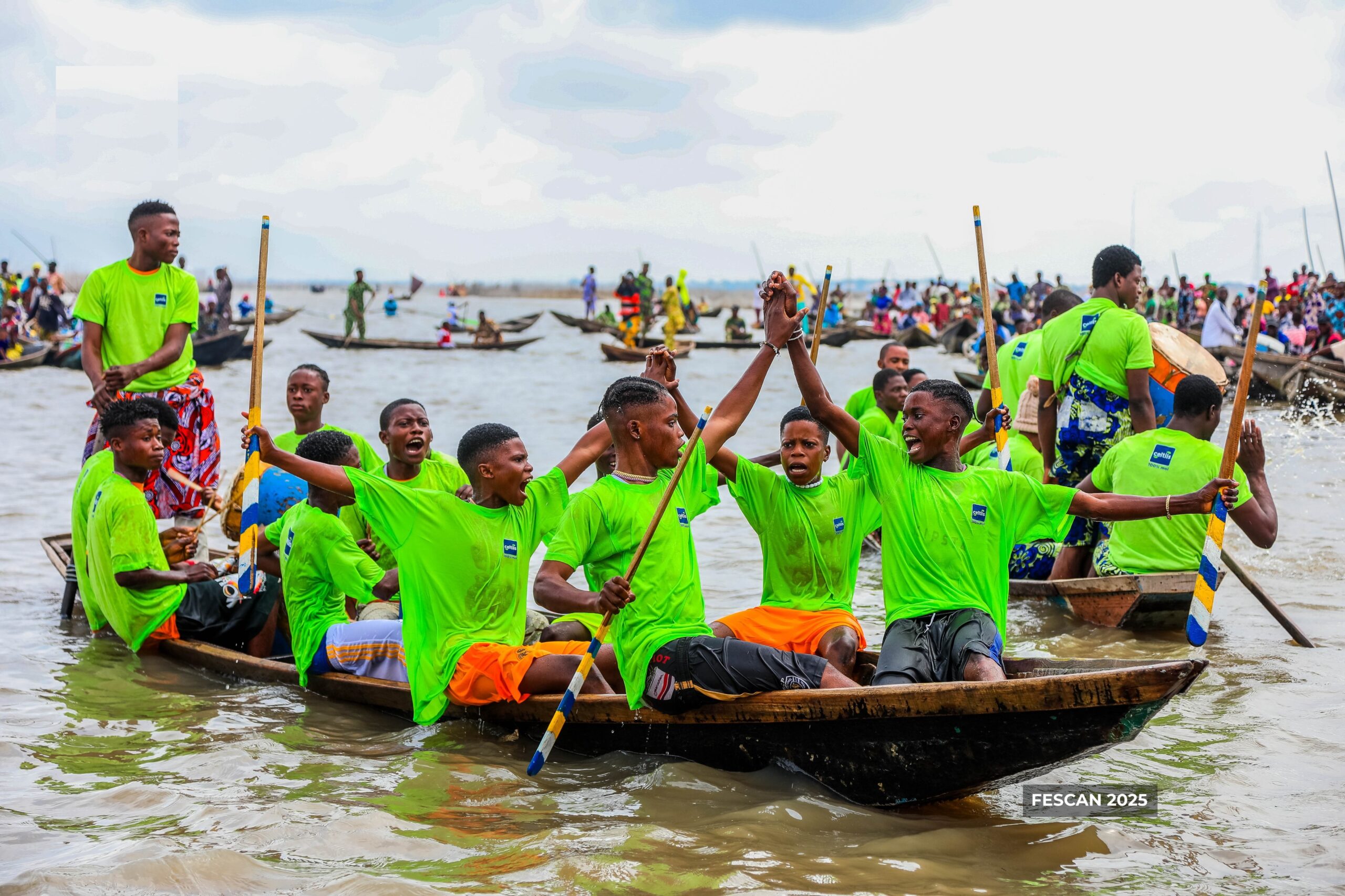 Du 28 au 31 août 2025, Ganvié a accueilli la 5ᵉ édition du FESCAN, festival nautique et culturel qui valorise l’identité lacustre, attire des milliers de visiteurs et renforce le rayonnement touristique du Bénin.