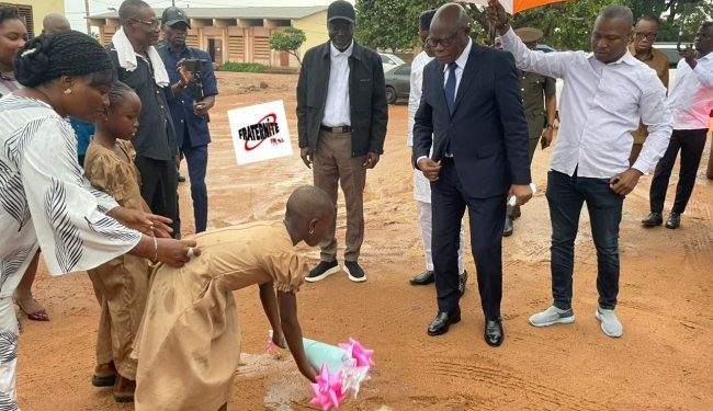 Salimane Karimou a lancé la rentrée scolaire à Parakou, soulignant l’engagement du Bénin pour une éducation équitable. Avec 98 % d’élèves présents et des mesures concrètes contre l’abandon scolaire, cette rentrée pourrait redéfinir les priorités éducatives nationales.