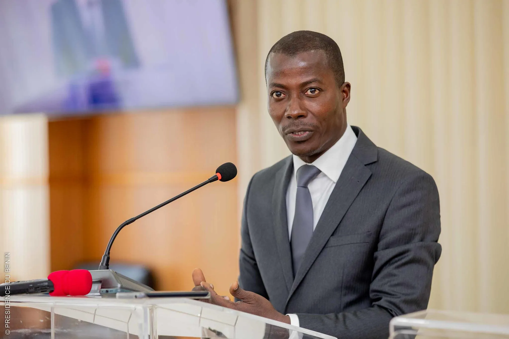 Face aux appels à la démission du ministre Romuald Wadagni, candidat désigné pour 2026, le gouvernement réaffirme sa stratégie