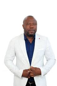 Arrêté pour présumé viol sur mineure, le chroniqueur béninois Constantin Amoussou fait face à une procédure judiciaire sensible.