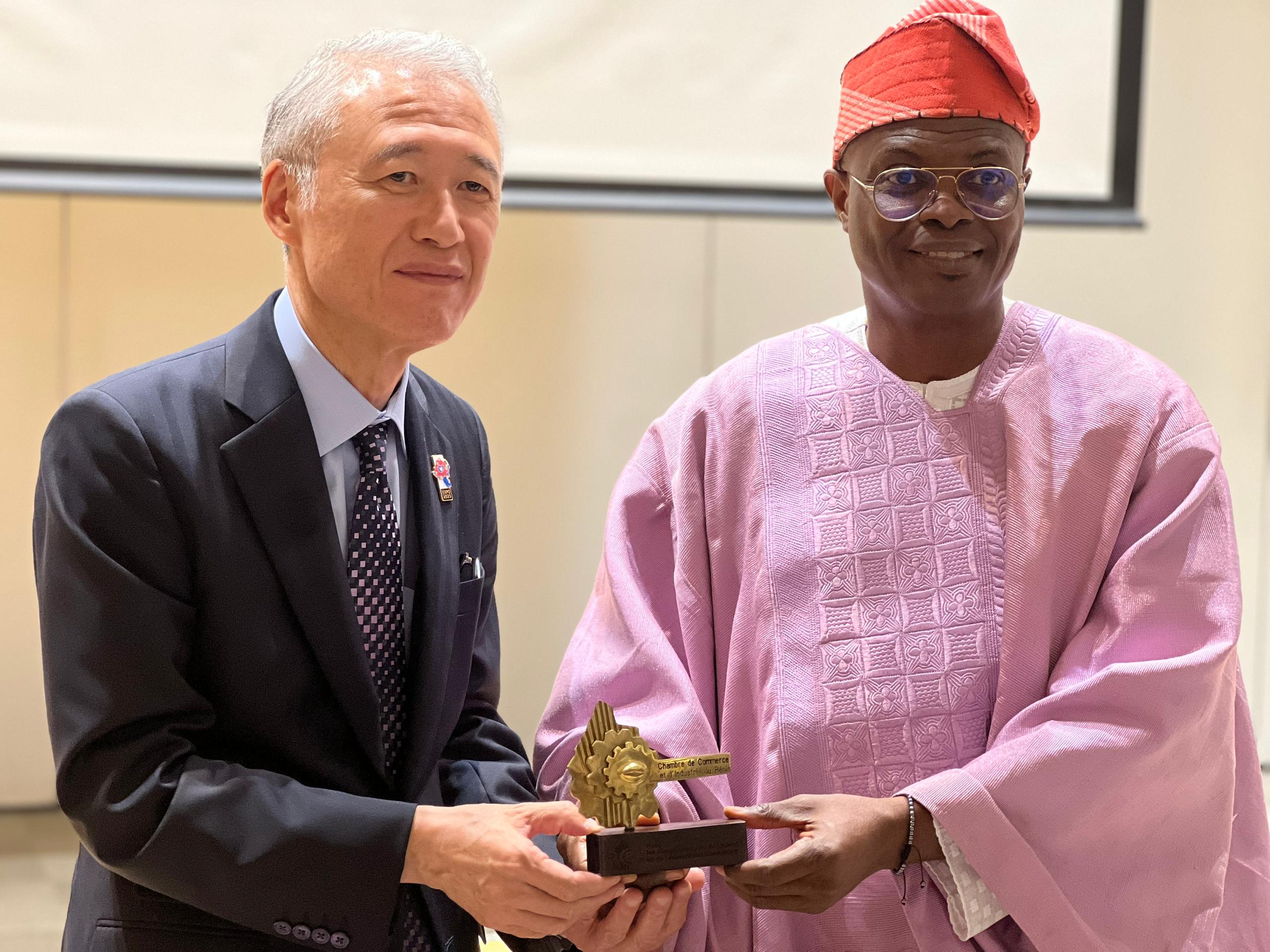 La CCI Bénin et la Chambre de Commerce d’Osaka scellent un partenariat stratégique pour renforcer les échanges commerciaux Bénin–Japon, attirer les investissements et positionner le Bénin comme hub économique ouest-africain.