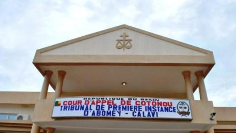 Le Tribunal d’Abomey-Calavi reporte une nouvelle fois l’affaire de diffamation opposant Akponna à Adambi. Un duel judiciaire qui révèle les tensions au sein de l’élite politique béninoise.