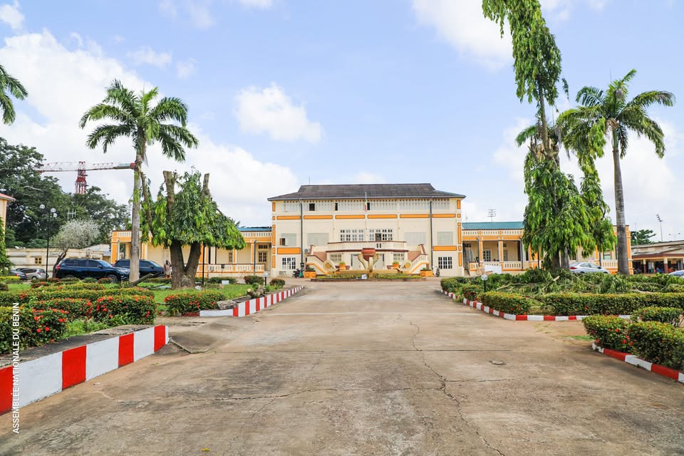 Six députés quittent le parti Les Démocrates à l’ouverture de la session parlementaire au Bénin. Une recomposition politique qui fragilise l’opposition et pourrait influer sur les équilibres à l’Assemblée nationale