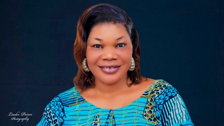 L’actrice béninoise Aurélie Guézo incarcérée pour escroquerie liée à une carte SIM. Une affaire judiciaire qui secoue le monde du théâtre et soulève les enjeux de la cyberfraude au Bénin.