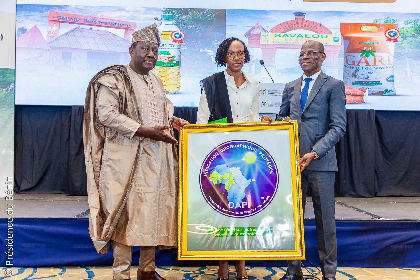 Le gari « Sohoui » de Savalou et l’huile « Azimi » d’Agonlin obtiennent le label IGP décerné par l’OAPI. Une reconnaissance continentale qui valorise le patrimoine béninois et ouvre la voie à de nouvelles opportunités commerciales.