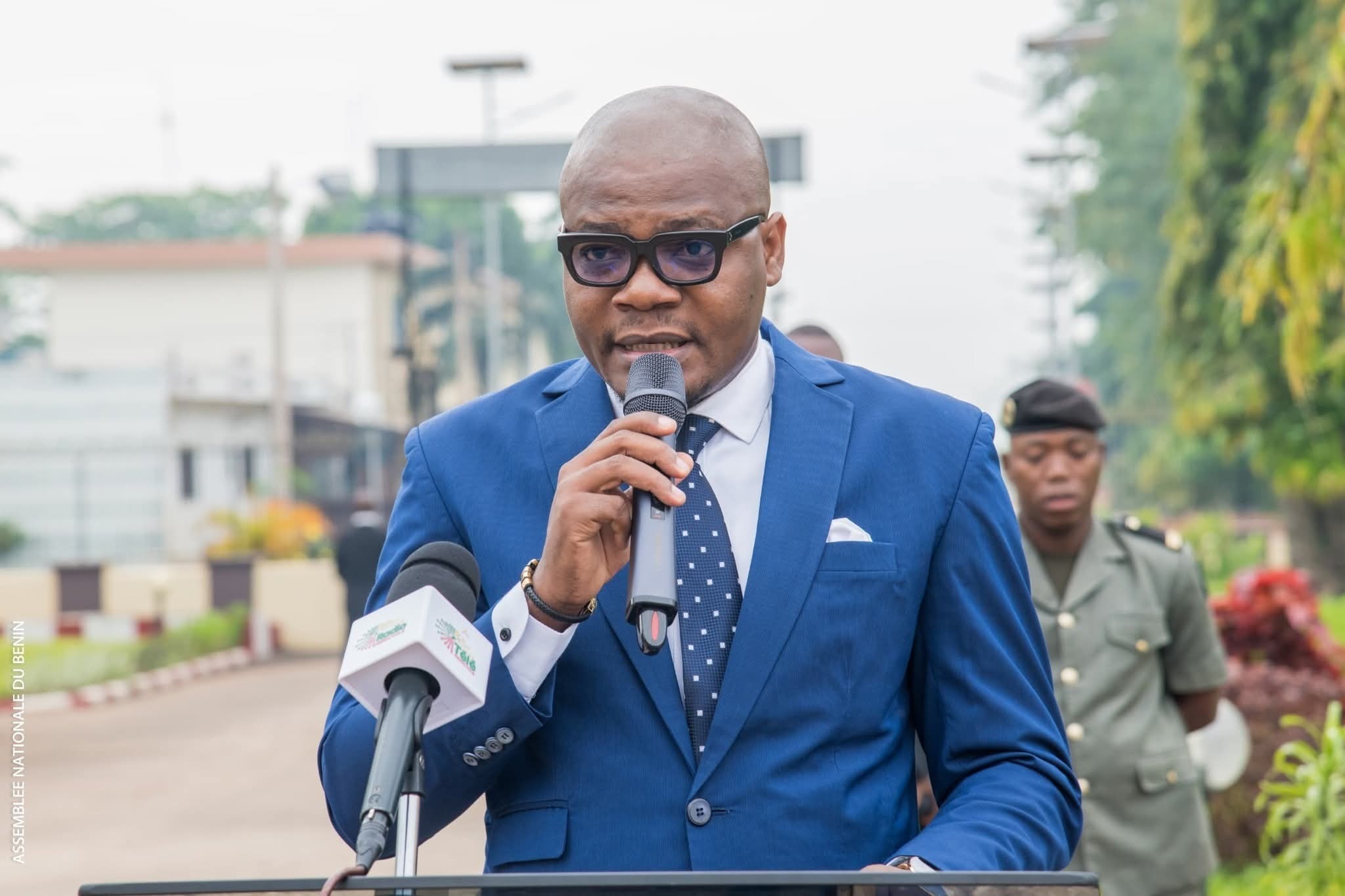 L'Assemblée nationale du Bénin, par la voix de son porte-parole Vitali Boton, sensibilise son personnel aux risques des réseaux sociaux, soulignant l'urgence d'un usage responsable pour protéger vie privée, carrières et image institutionnelle face à la porosité entre sphères publique et professionnelle.