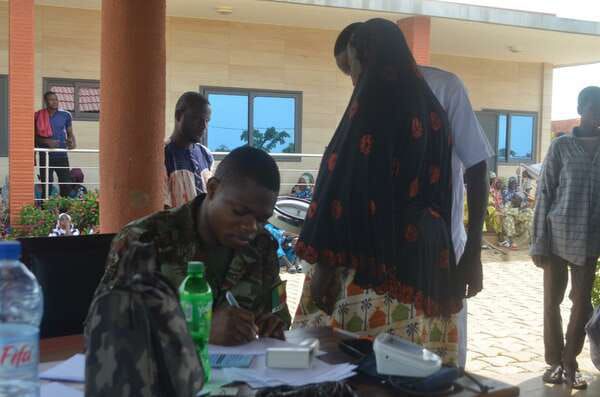 Au Bénin, l’armée boucle une campagne médicale gratuite dans le Nord, offrant soins et vaccinations aux populations vulnérables. Une initiative soutenue par la Fondation Claudine TALON, qui renforce la résilience sanitaire et la confiance civile-militaire.