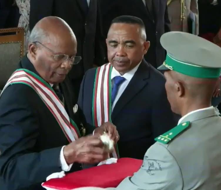 Madagascar : Le Colonel Michaël Randrianirina prête serment et promet la rupture. Découvrez son programme de choc : lutte anti-corruption, réformes urgentes sur l'énergie et la santé, pour sortir le pays de la crise. Analyse des réactions.