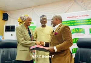 La HAAC du Bénin a signé un pacte crucial de partenariat avec sept médias en vue des élections de 2026, visant à garantir l'équité, 