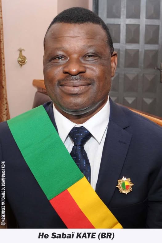 Sabaï Kate, ancien ministre béninois de l’Agriculture, s’est éteint le 20 octobre 2025. Son parcours exemplaire, marqué par l’engagement rural et les réformes agricoles, suscite une vague d’hommages et une réflexion sur la relève politique.