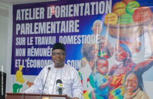 À Cotonou, un atelier parlementaire sur l’économie du soin sensibilise les députés au rôle crucial du travail domestique non rémunéré. Objectif : intégrer cette réalité invisible dans les politiques publiques pour une économie plus juste et inclusive.