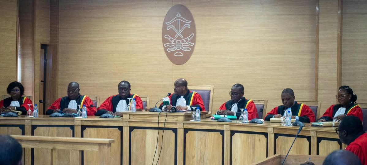 À quelques mois de la présidentielle béninoise de 2026, la Cour constitutionnelle se déclare incompétente dans l’affaire Sodjinou, fragilisant Les Démocrates. Un litige sur un parrainage électoral relance le débat sur la transparence du processus et les tensions internes de l’opposition.