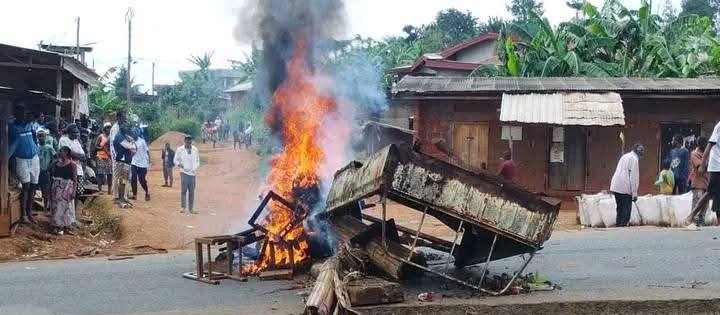 Au Cameroun, la réélection contestée de Paul Biya pour un huitième mandat déclenche une vague de manifestations. Entre colère populaire, répression violente et appels à la grève, une jeunesse en quête d’alternance défie un pouvoir jugé hors d’âge.