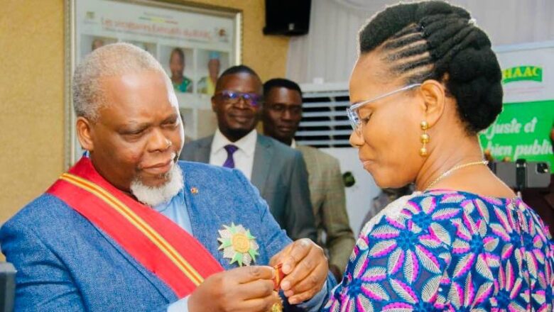 La HAAC honore huit agents pour leur engagement en faveur d’une presse éthique et libre au Bénin. Une cérémonie solennelle qui célèbre l’excellence et renforce la régulation démocratique.