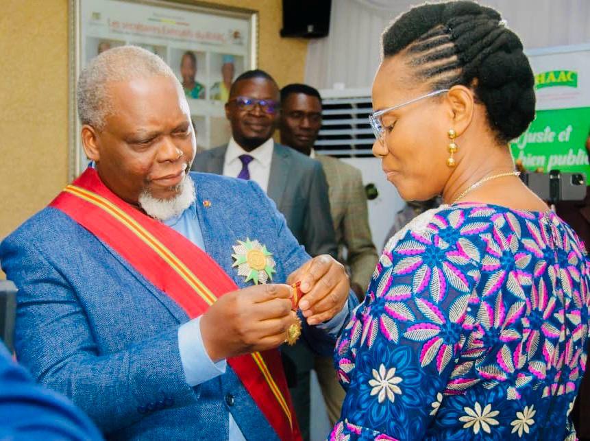 La HAAC honore huit agents pour leur engagement en faveur d’une presse éthique et libre au Bénin. Une cérémonie solennelle qui célèbre l’excellence et renforce la régulation démocratique.