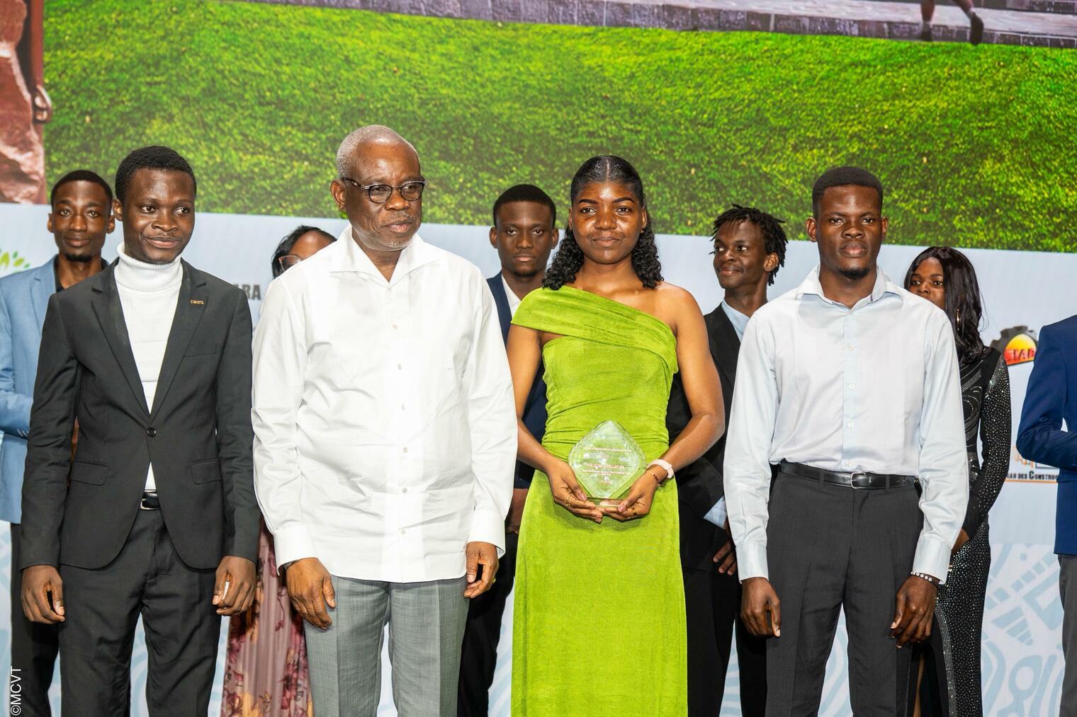 Le Forum International du Cadre de Vie (FIC 2025) à Cotonou a célébré l'innovation "made in Africa", récompensant des prototypes (briques écologiques, applications inondations) portés par la jeunesse, et appelant à une urbanisation responsable et intelligente.